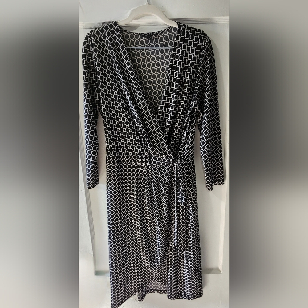 George Black and White V-Neck Sheath Dress